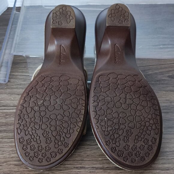 Clarks Strappy Sandals Sz 8 Beige Brown Leather Round Toe Slip On Heeled Sandal - Picture 13 of 15